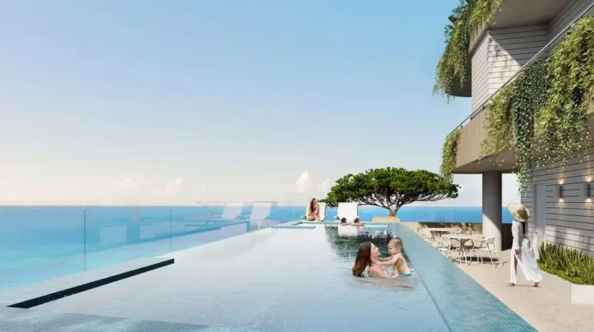 Piscina infinita con vista al mar en Duna Residences, Roatán