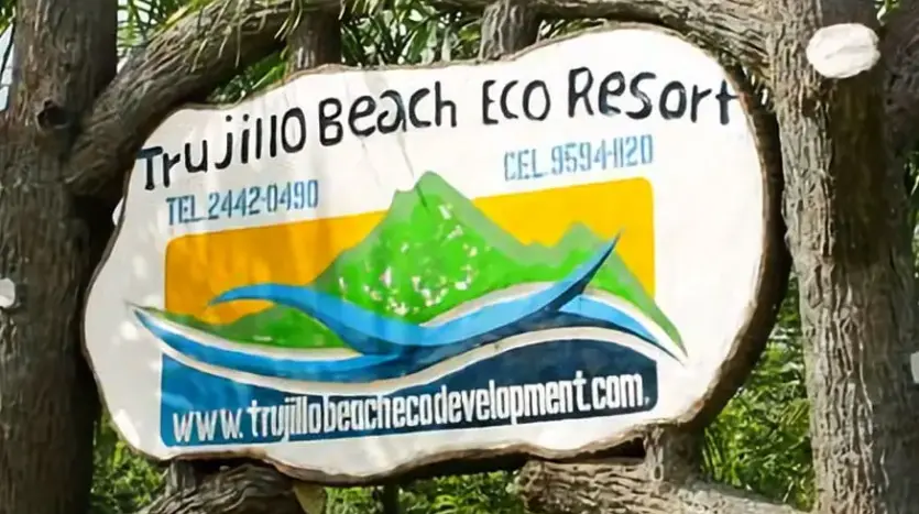 Rótulo de madera de Trujillo Beach Eco Resort, cerca del lote 229