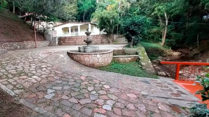 Stone driveway and fountain at the property in El Chimbo