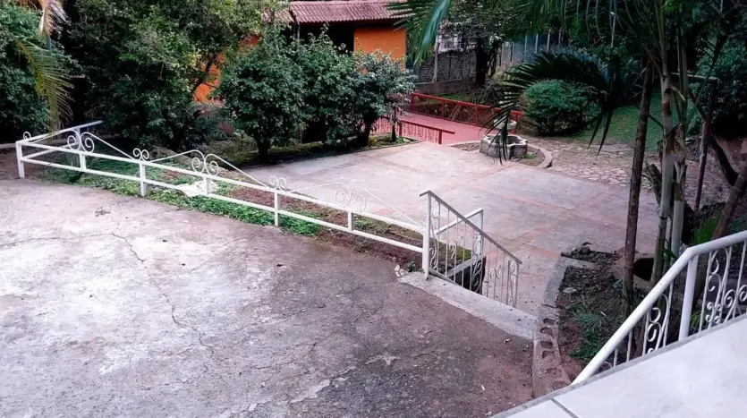 Patio and gardens of the property in El Chimbo, Santa Lucia