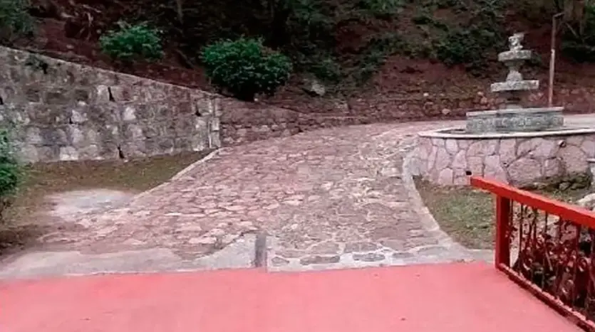 Fountain and stone path at the property in El Chimbo