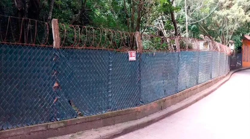 Fenced driveway along the property in El Chimbo, Santa Lucia
