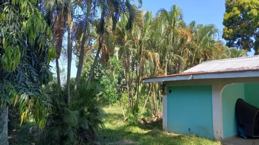 Side of the turquoise house in Piedra Pintada, La Ceiba