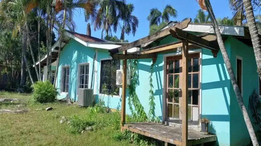 Turquoise house with wooden porch in Piedra Pintada, La Ceiba