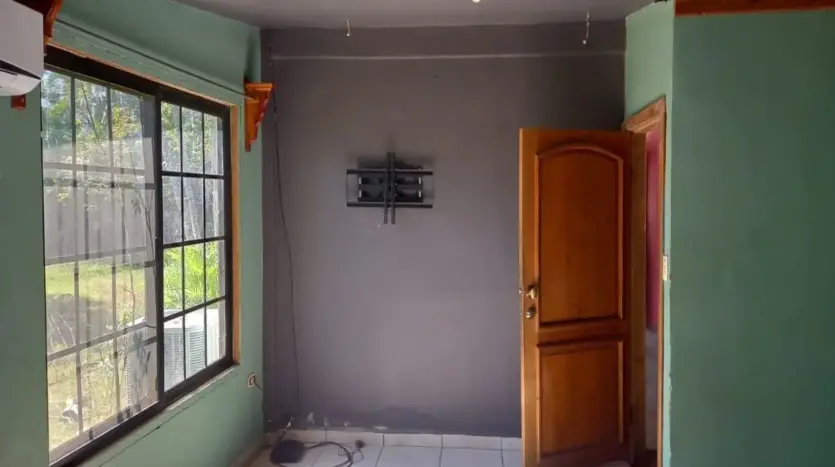 Room with wooden door in the house in Piedra Pintada, La Ceiba
