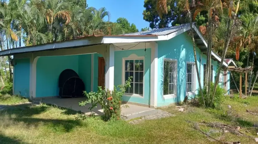 Turquoise house with porch in Piedra Pintada, La Ceiba