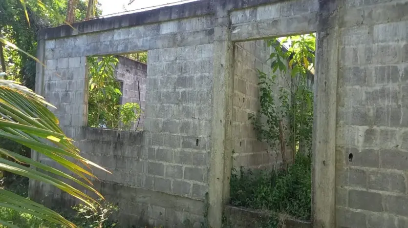 Concrete block structure on the lot in Piedra Pintada, La Ceiba