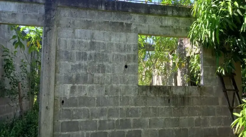 Unfinished block walls on the property in Piedra Pintada, La Ceiba