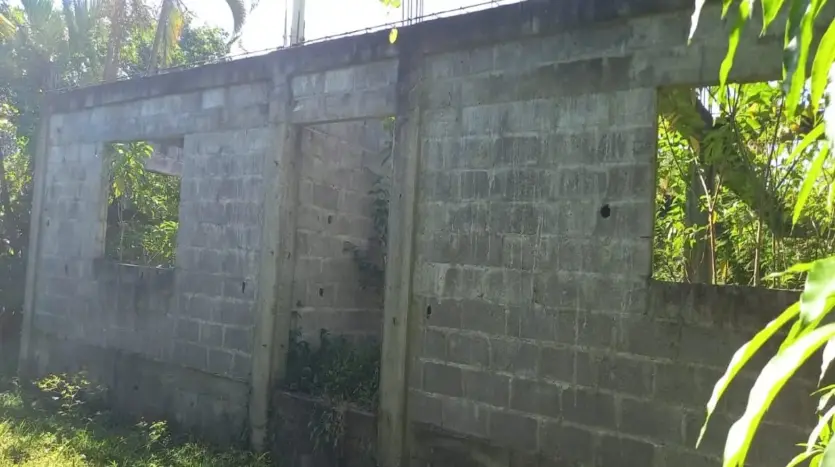 Block structure with window openings in Piedra Pintada, La Ceiba