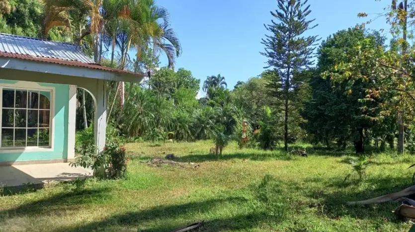 Turquoise house and lawn in Piedra Pintada, La Ceiba