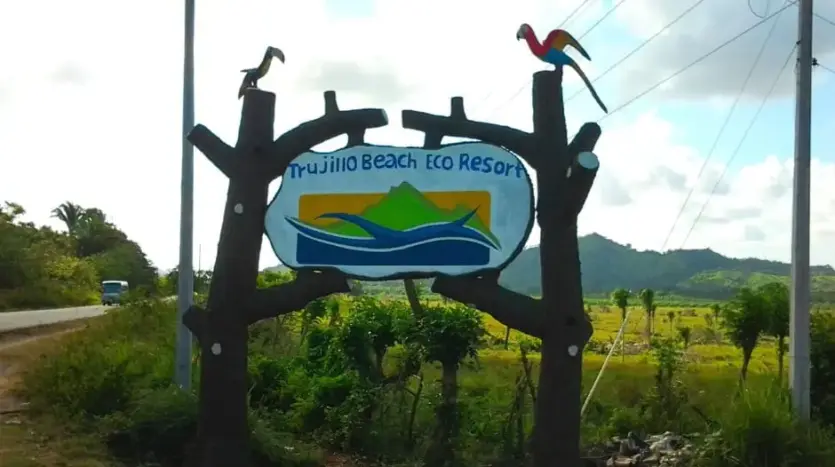 Rótulo de entrada de Trujillo Beach Eco Resort