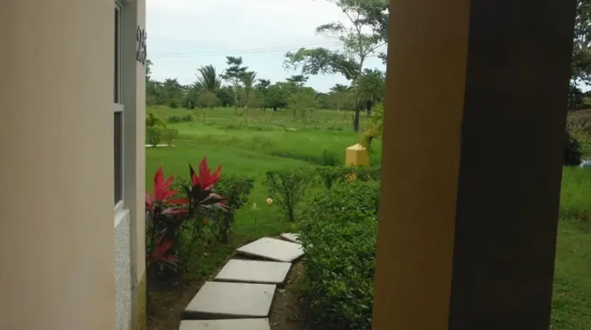 Pasos de piedra hacia el jardín desde la Villa 25 en Trujillo