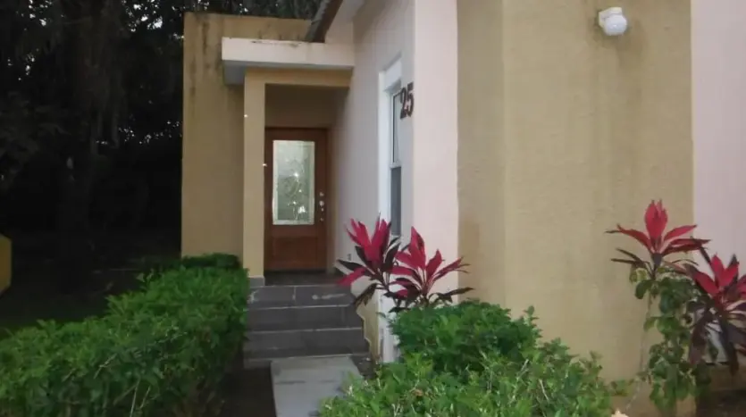 Entrada con plantas de jardín en la Villa 25 en Trujillo