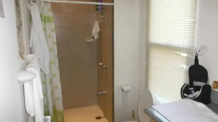 Baño con ducha en la villa en Trujillo