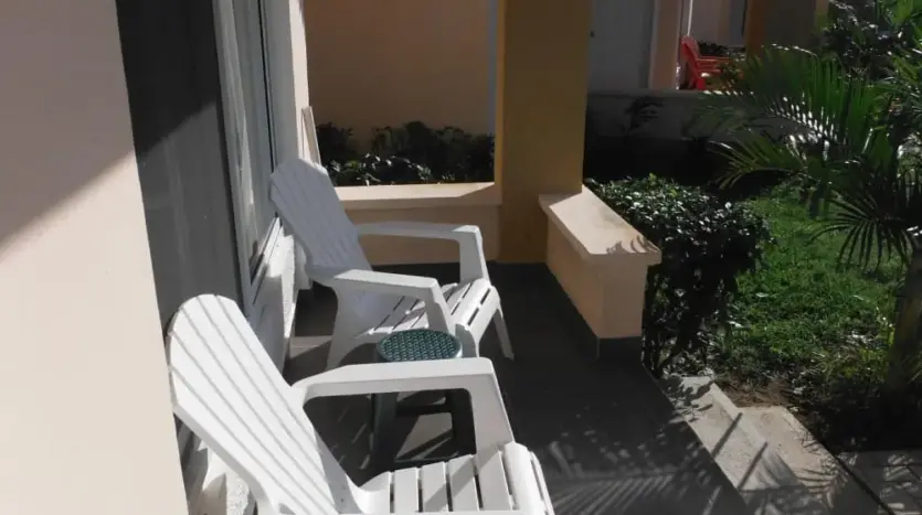 Patio con sillas en la Villa 25 en Trujillo Beach Eco-Development