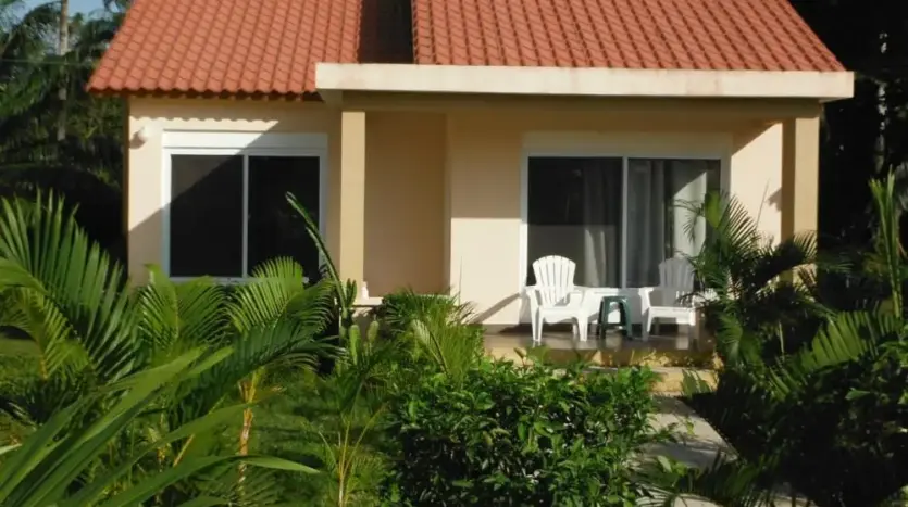 Villa con techo de teja y jardín en Trujillo Beach Eco-Development