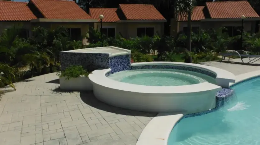 Jacuzzi y piscina en Trujillo Beach Eco-Development