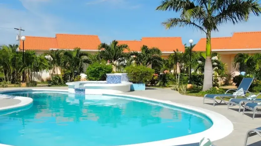 Piscina con palmeras en Trujillo Beach Eco-Development