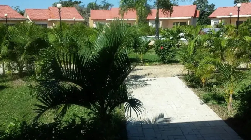 Sendero de jardín entre las villas de Trujillo Beach Eco-Development
