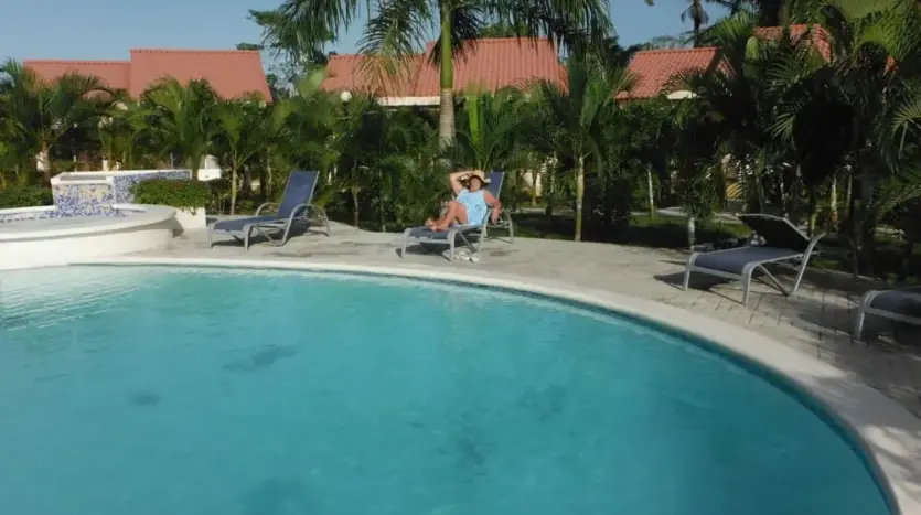 Piscina y camastros en Trujillo Beach Eco-Development