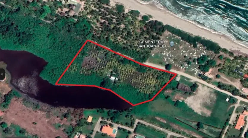Satellite view of the 14,403 m² land outlined in Tela Bay
