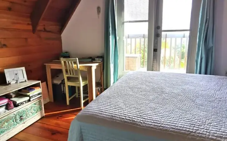 Bedroom with balcony doors at Flamingo House, Roatan