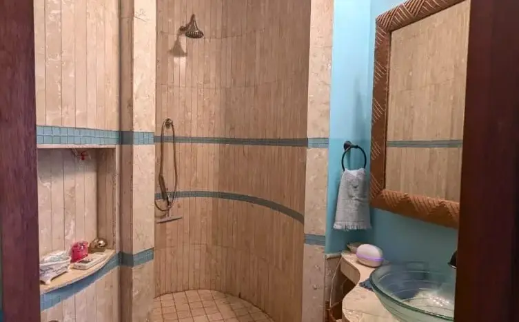 Walk-in shower at Flamingo House, First Bight, Roatan