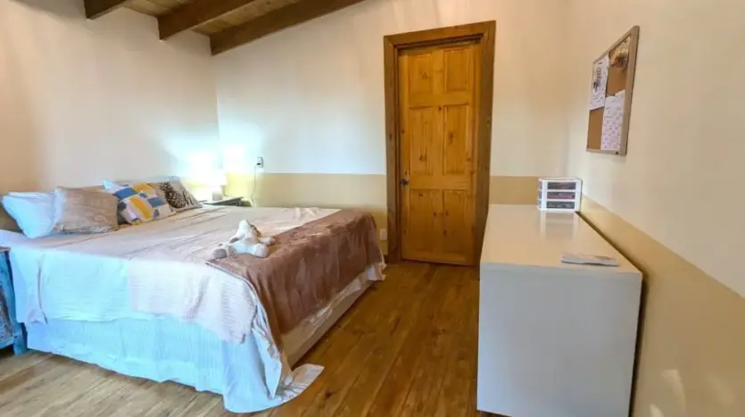 Guest bedroom with wood floors at Flamingo House, Roatan