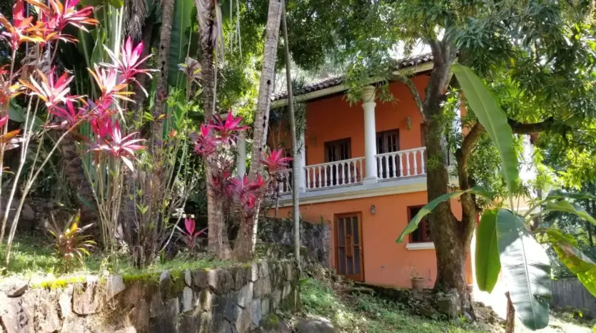 Villa Mangos: 3 hab., 3 baños, 2,500 sq ft, 0.75 acres en Trujillo