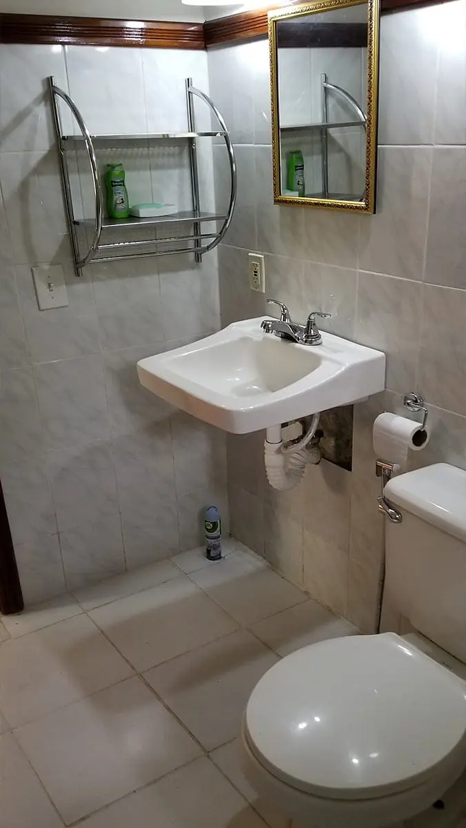 Guest bathroom at Villa Mangos, Trujillo