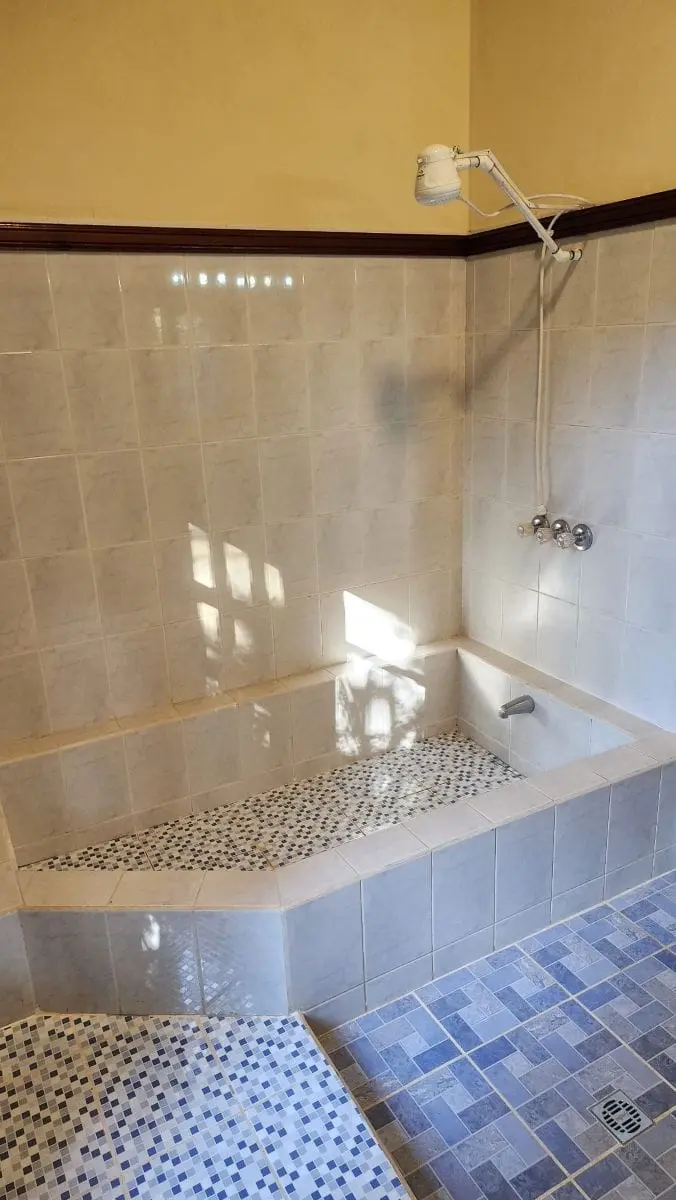 Tiled shower at Villa Mangos, Trujillo