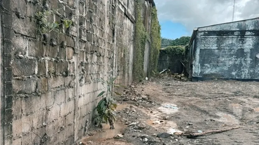 Walled commercial lot in downtown Tela