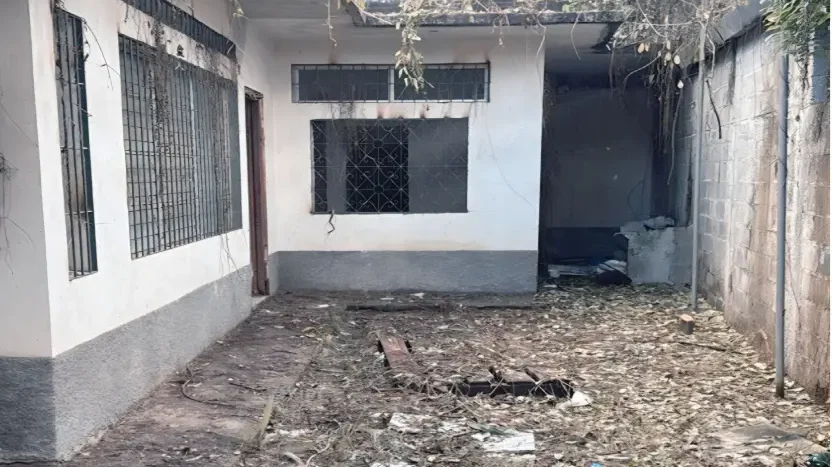 Building at the back of the commercial lot in downtown Tela