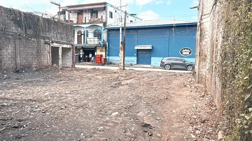 Commercial lot facing the street in downtown Tela