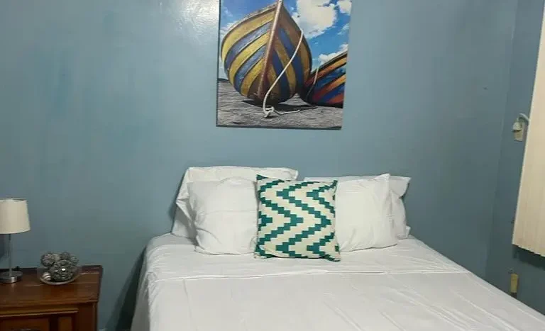 Bedroom with blue wall in an apartment in Puerto Cortes