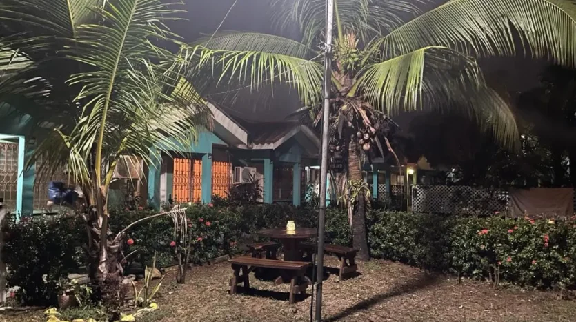 Garden with picnic table at the apartments in Puerto Cortes