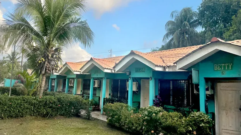 Turquoise apartments with garden in Puerto Cortes