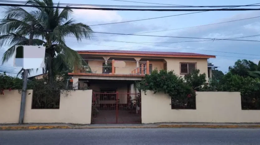 Walled corner home with 6 bedrooms in Barrio Las Brisas, Tela