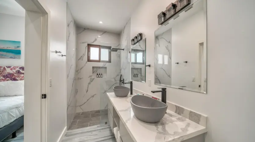 Baño con lavamanos de sobreponer y ducha walk-in