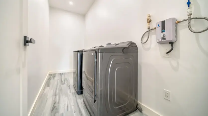 Cuarto de lavandería con lavadora y secadora