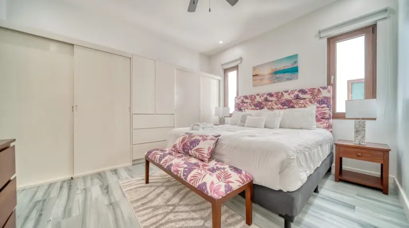 Habitación principal con cama king y ventilador de techo