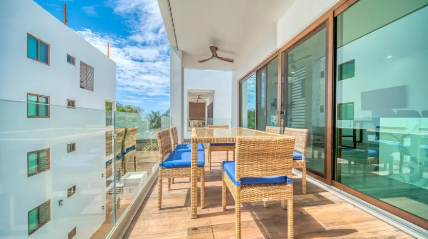 Terraza privada en el último piso con barandal de vidrio