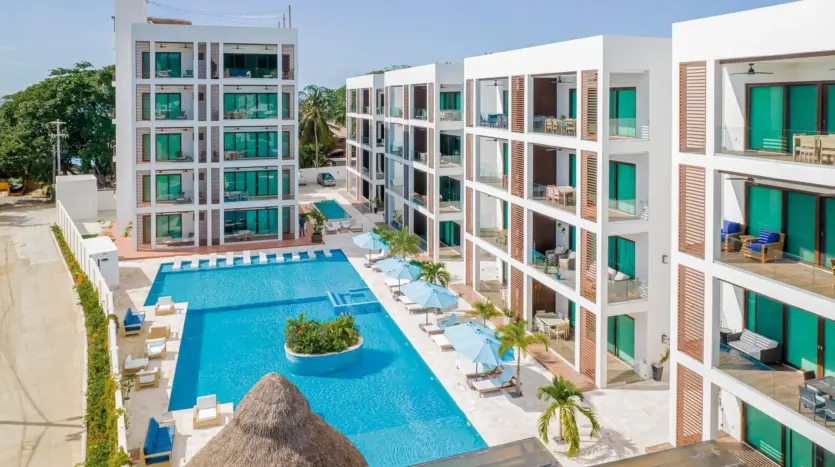 Edificios y piscina del resort Acqua di Mare en West Bay