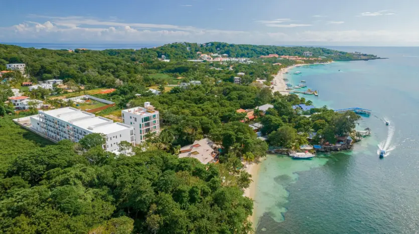 Vista aérea de West Bay con el resort cerca de la playa