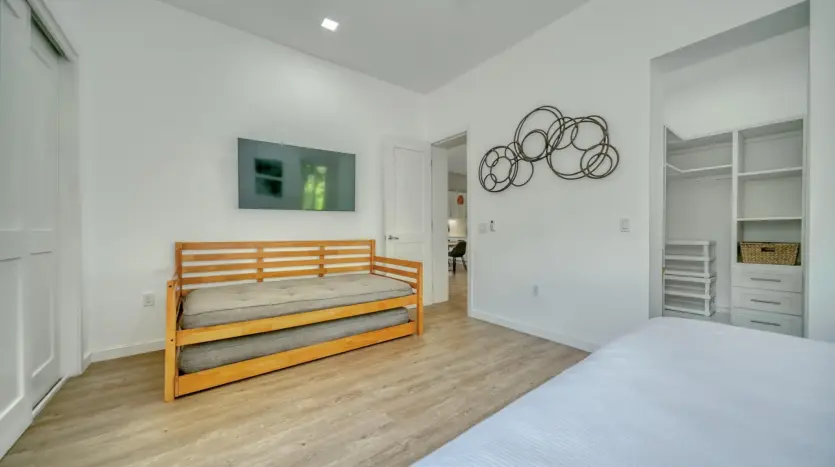 Habitación con sofá cama y clóset