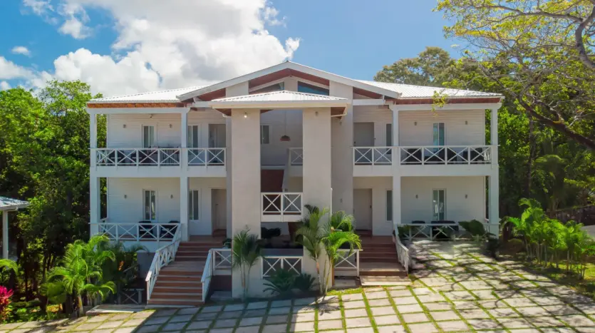 Edificio Blue Roatan Residences con balcones blancos