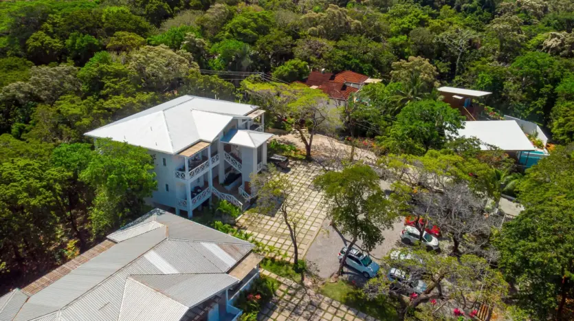 Vista aérea de la comunidad entre árboles tropicales