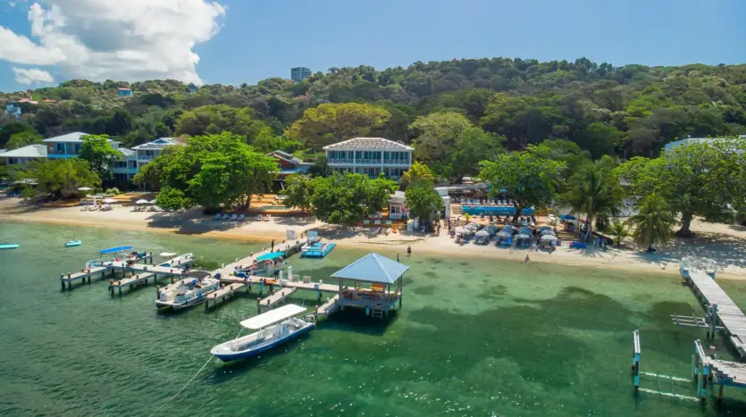 Muelles y lanchas en aguas cristalinas del Caribe