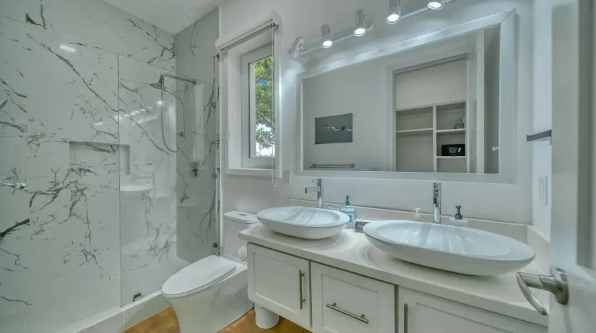 Baño en suite con doble lavamanos de sobreponer