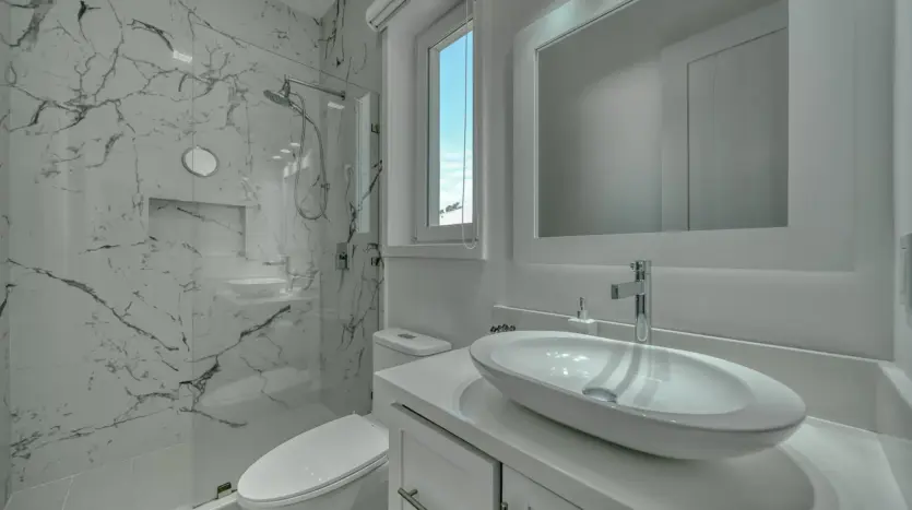 Segundo baño con ducha walk-in de vidrio
